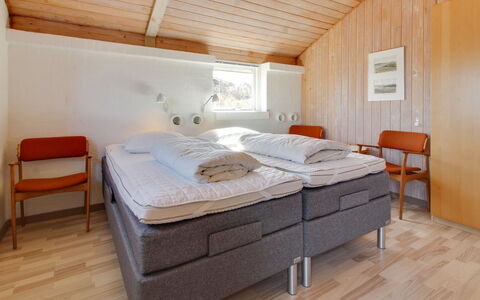 Enwald - 300M from the Sea: Træ, Soveværelse, Seng, Indretning, Loft, Sengetøj, Hjem, Etage, Bed Frame, Sengetøj