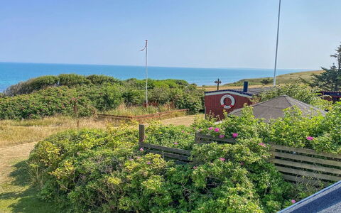 Alkmar - 75M from the Sea: Træ, Tag, Arkitektur, Hjem, Hus, Sommerhus, Sidespor, Hårdttræ, Hældning, Estate
