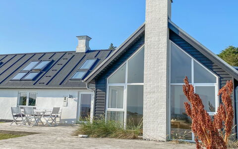 Alkmar - 75M from the Sea: Træ, Tag, Arkitektur, Hjem, Hus, Sommerhus, Sidespor, Hårdttræ, Hældning, Estate