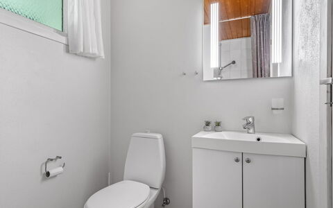 Grette - 1.5Km from the Sea: Toiletbræt, Badeværelse, Badeværelsesvask, Sanitærarmatur, Toilet, Håndvask, Væg, Gulvbelægning, Indretning, Etage