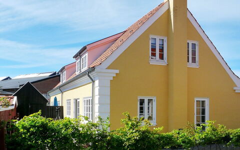 Tuulia - 1.1Km from the Sea: Træ, Tag, Arkitektur, Hjem, Hus, Sommerhus, Sidespor, Hårdttræ, Hældning, Estate