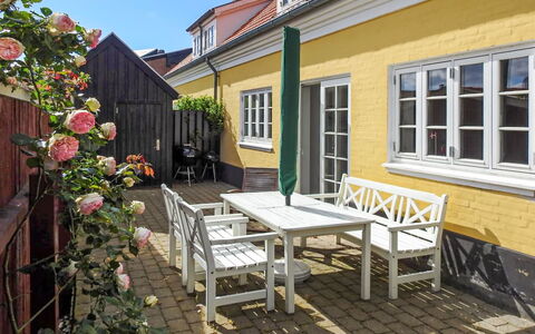Tuulia - 1.1Km from the Sea: Træ, Tag, Arkitektur, Hjem, Hus, Sommerhus, Sidespor, Hårdttræ, Hældning, Estate