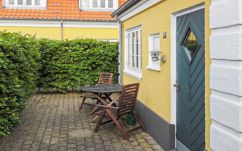 Tuulia - 1.1Km from the Sea: Træ, Tag, Arkitektur, Hjem, Hus, Sommerhus, Sidespor, Hårdttræ, Hældning, Estate