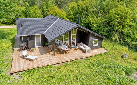 Jonnhild - 450M from the Sea: Hjem, Sommerhus, Sidespor, Hårdttræ, Skygge, Planke, Design, Estate, Veranda, Dæk