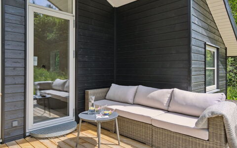 Jonnhild - 450M from the Sea: Hjem, Sommerhus, Sidespor, Hårdttræ, Skygge, Planke, Design, Estate, Veranda, Dæk