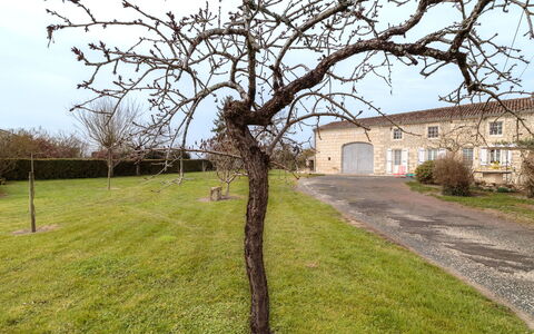 Gîte la Truffière Saintongeaise: Vand, Bygning, Sky, Plante, Daytime, Ejendom, Svømmepøl, Himmel, Vindue, Azure