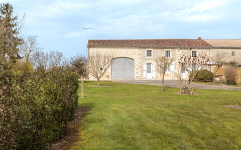 Gîte la Truffière Saintongeaise: Vand, Bygning, Sky, Plante, Daytime, Ejendom, Svømmepøl, Himmel, Vindue, Azure