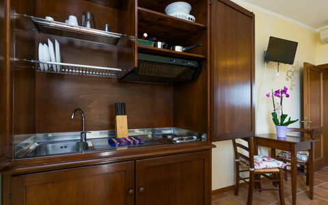 Vinci 956: Møbel, Cabinetry, Køkkenvask, Countertop, Tap, Håndvask, Træ, Stueplante, Bygning, Belysning
