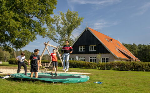 Familieboerderij: Vand, Bygning, Sky, Plante, Daytime, Ejendom, Svømmepøl, Himmel, Vindue, Azure