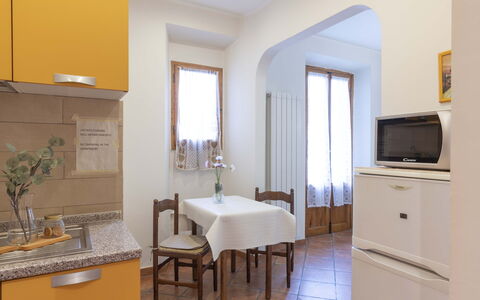 Vintage Apartment in Florence: Møbel, Ejendom, Cabinetry, Bord, Indretning, Træ, Etage, Bygning, Husholdningsapparat, Gulvbelægning