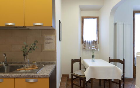 Vintage Apartment in Florence: Ejendom, Møbel, Cabinetry, Bygning, Indretning, Countertop, Gul, Bord, Etage
