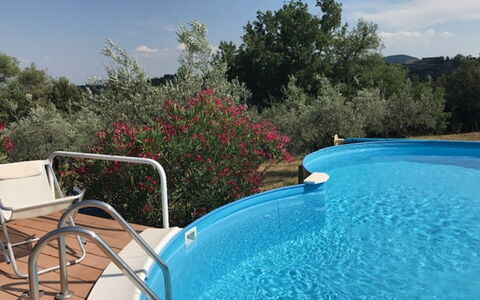 Villa Nibbiano: Vand, Himmel, Plante, Ejendom, Svømmepøl, Azure, Sky, Fritid, Udendørs Møbler, Naturlige Landskab