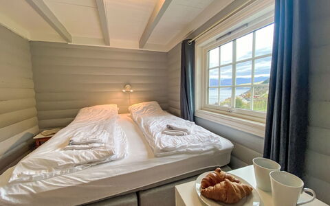 Krampehaugen: Bord, Ejendom, Møbel, Bordservice, Vindue, Komfort, Træ, Textile, Indretning, Bed Frame