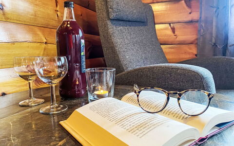 Krampehaugen: Briller, Bordservice, Drinkware, Møbel, Flaske, Bord, Glasservice, Blå, Vin, Træ