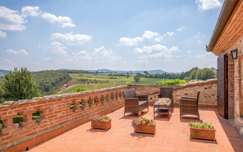 Villa Sulle Crete: Sky, Himmel, Plante, Bygning, Træ, Træ, Land Lot, Blomsterkrukke, Mursten, Vindue