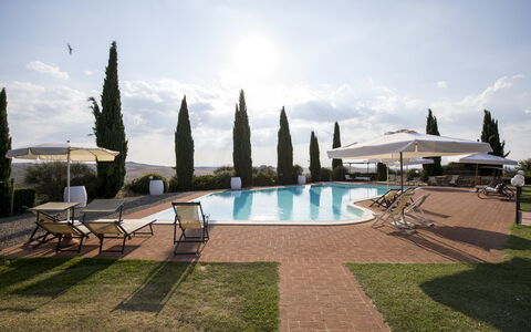 Villa Sulle Crete: Himmel, Vand, Sky, Plante, Træ, Svømmepøl, Bygning, Udendørs Møbler, Græs, Fritid