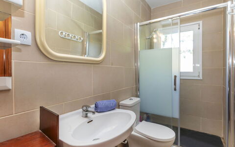 Villa Pedro: Sanitærarmatur, Gulvbelægning, Håndvask, Badeværelse, Badeværelsesvask, Indretning, Etage, Toilet, Tap, Toiletbræt