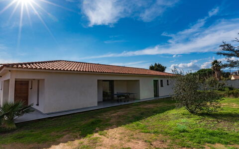 Villa Fautea: Bygning, Daytime, Himmel, Plante, Træ, Arecales, Hegn, Terrestrisk Plant, Urban Design, Vedplante