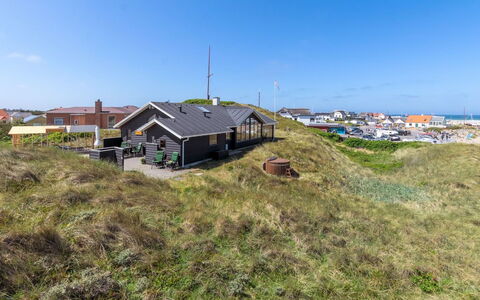 Arngrim - 100M from the Sea: Himmel, Tag, Hus, Hjem, Landdistrikt, Land Lot, Sommerhus, Hældning, Pol, Landsby