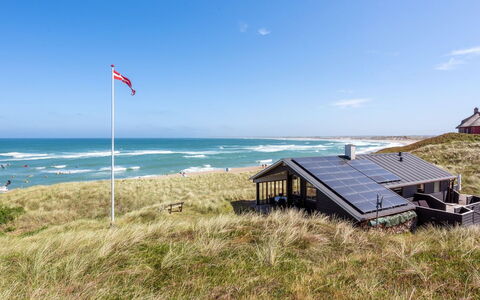 Arngrim - 100M from the Sea: Træ, Tag, Arkitektur, Hjem, Hus, Sommerhus, Sidespor, Hårdttræ, Hældning, Estate