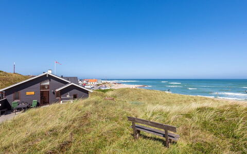 Arngrim - 100M from the Sea: Træ, Tag, Arkitektur, Hjem, Hus, Sommerhus, Sidespor, Hårdttræ, Hældning, Estate