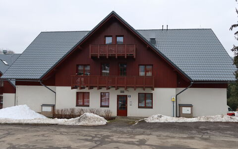 Rokytnice Nad Jizerou 556: Bord, Ejendom, Møbel, Plante, Bordservice, Træ, Skygge, Stol, Bygning, Udendørs Møbler