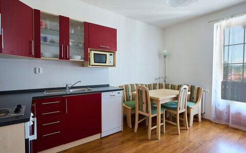 Rokytnice Nad Jizerou 556: Møbel, Cabinetry, Bord, Træ, Countertop, Indretning, Køkken, Vindue, Stol, Gulvbelægning