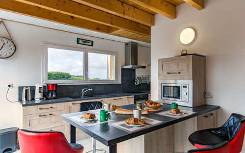 Ty Frouden: Møbel, Cabinetry, Countertop, Køkken, Træ, Belysning, Indretning, Stol, Bord, Komfur