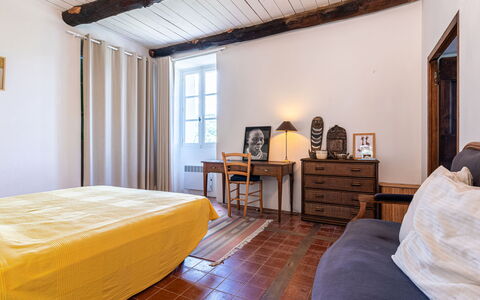 Penta: Møbel, Ejendom, Komfort, Bygning, Træ, Vindue, Textile, Indretning, Billedramme, Bed Frame