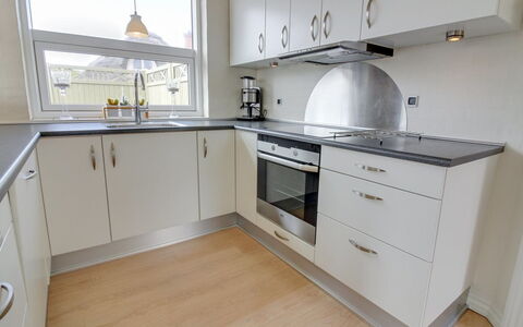 Ristana - 100M from the Sea: Gulvbelægning, Køkken, Indretning, Træ, Etage, Cabinetry, Countertop, Køkken Apparat, Loft, Større Bandage