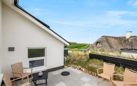 Ristana - 100M from the Sea: Hjem, Tag, Sommerhus, Estate, Indkørsel, Altan, Dagslys, Villa