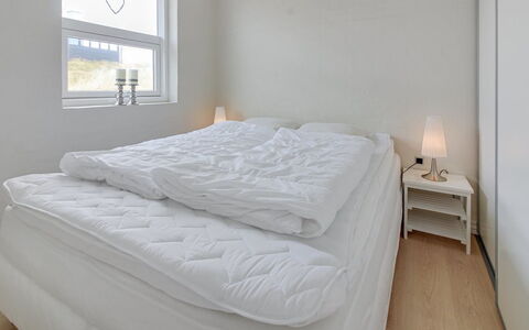 Ristana - 100M from the Sea: Soveværelse, Seng, Sengetøj, Sengetøj, Sengetøj, Etage, Indretning, Bed Frame, Værelse, Loft