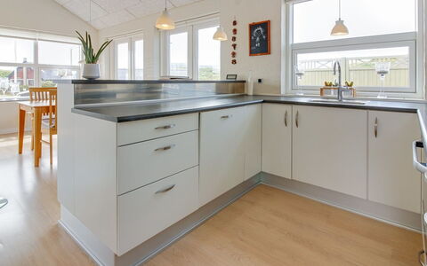 Ristana - 100M from the Sea: Gulvbelægning, Køkken, Countertop, Træ, Indretning, Cabinetry, Etage, Loft, Hjem, Køkken Apparat