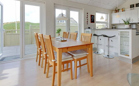 Ristana - 100M from the Sea: Møbel, Gulvbelægning, Indretning, Etage, Træ, Loft, Trægulve, Spisestue, Køkken & Spisebord, Stol