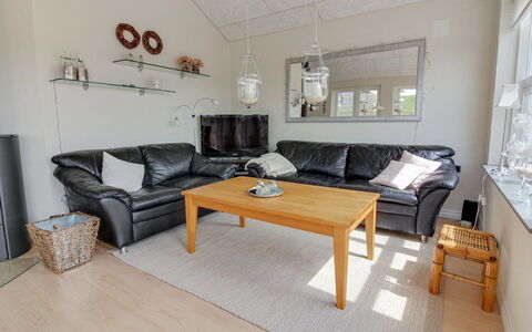 Ristana - 100M from the Sea: Møbel, Couch, Indretning, Gulvbelægning, Træ, Stue, Etage, Loft, Trægulve, Værelse