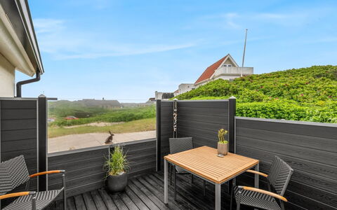 Ristana - 100M from the Sea: Træ, Hårdttræ, Altan, Udendørs Møbler, Dæk, Bejdse, Planke, Skygge, Stol, Trægulve