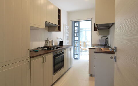 Villa Paola: Cabinetry, Ejendom, Countertop, Komfur, Køkken Apparat, Håndvask, Træ, Køkkenvask, Husholdningsapparat, Køkken