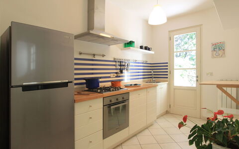 Villa Glicine: Cabinetry, Ejendom, Countertop, Komfur, Køkken Apparat, Blomst, Plante, Køkken, Bygning, Træ