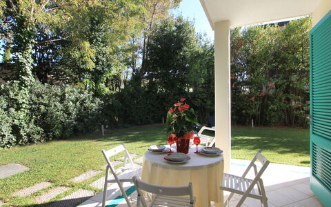 Villa Glicine: Plante, Møbel, Bord, Stol, Blomst, Træ, Skygge, Udendørs Møbler, Bygning, Udendørs Bord