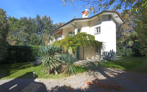 Villa Glicine: Himmel, Plante, Ejendom, Bygning, Vindue, Træ, Hus, Arkitektur, Land Lot, Græs