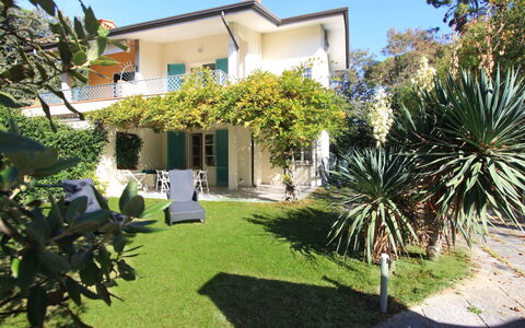Villa Glicine: Plante, Himmel, Bygning, Vindue, Træ, Land Lot, Hus, Vegetationen, Græs, Arecales