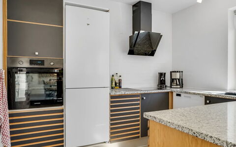 Springimile - 300M from the Sea: Køkken Apparat, Køkken, Større Bandage, Gulvbelægning, Countertop, Husholdningsapparat, Indretning, Træ, Cabinetry, Møbel