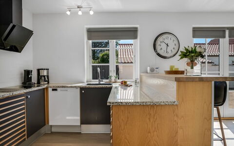 Springimile - 300M from the Sea: Møbel, Countertop, Køkken, Cabinetry, Indretning, Gulvbelægning, Køkken Apparat, Træ, Større Bandage, Husholdningsapparat
