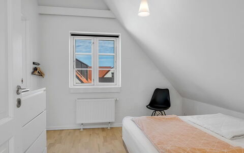 Springimile - 300M from the Sea: Væg, Træ, Gulvbelægning, Etage, Indretning, Loft, Soveværelse, Hjem, Seng, Værelse