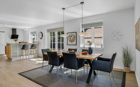 Springimile - 300M from the Sea: Møbel, Indretning, Gulvbelægning, Stol, Etage, Træ, Loft, Køkken & Spisebord, Bord, Spisestue