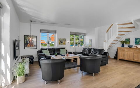 Springimile - 300M from the Sea: Møbel, Indretning, Gulvbelægning, Couch, Etage, Træ, Loft, Trægulve, Stue, Værelse