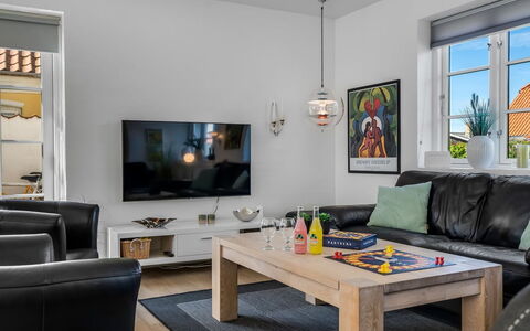 Springimile - 300M from the Sea: Møbel, Indretning, Couch, Gulvbelægning, Stue, Loft, Værelse, Billedramme, Etage, Television