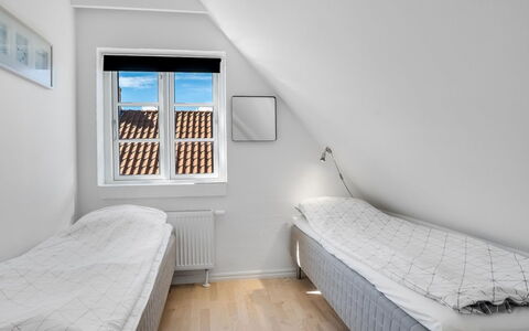 Springimile - 300M from the Sea: Træ, Soveværelse, Seng, Etage, Sengetøj, Bed Frame, Sengetøj, Lejlighed, Sengetøj