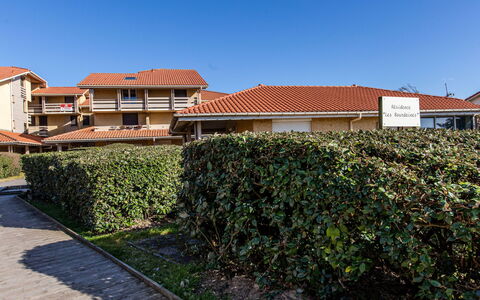 Les Bourdaines: Himmel, Plante, Sky, Daytime, Azure, Natur, Træ, Land Lot, Bygning, Arkitektur