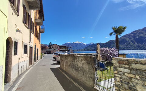 La Tana del Pescatore: Himmel, Vand, Bygning, Sky, Vindue, Azure, Bjerg, Plante, Træ, Hus